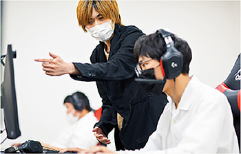 元プロeスポーツ選手のXhanZ(ザンズ)コーチによる指導"