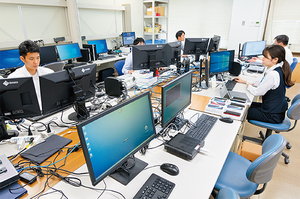 福岡ひびき信用金庫では、ITインフラの構築・運用を自社で手掛ける「自前主義」を徹底している。実務を担うシステム部は総勢11名
