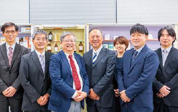 武蔵野大学教授集合写真