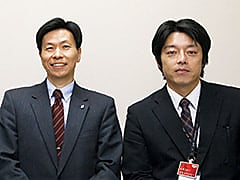 営業担当の竹田とともに。導入前から足しげく通わせていただき、いろいろな話を聞かせていただいた。