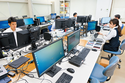 福岡ひびき信用金庫では、ITインフラの構築・運用を自社で手掛ける「自前主義」を徹底している。実務を担うシステム部は総勢11名
